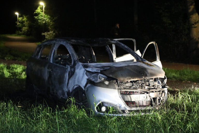 Auto in brand gestoken in Schollebos
