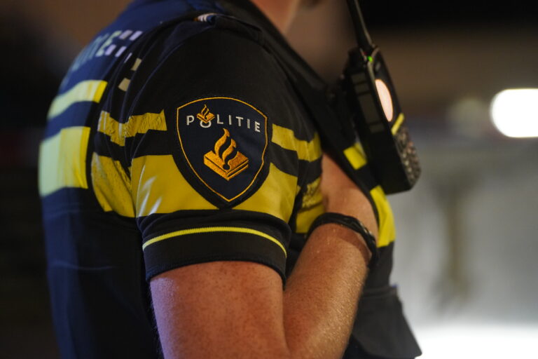 Vuurwapen, cash en drugs aangetroffen in woning Moordrecht na politie-inval