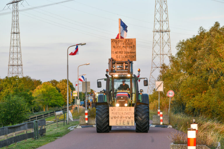 Boeren rijden protestrondje over dijk in Krimpen