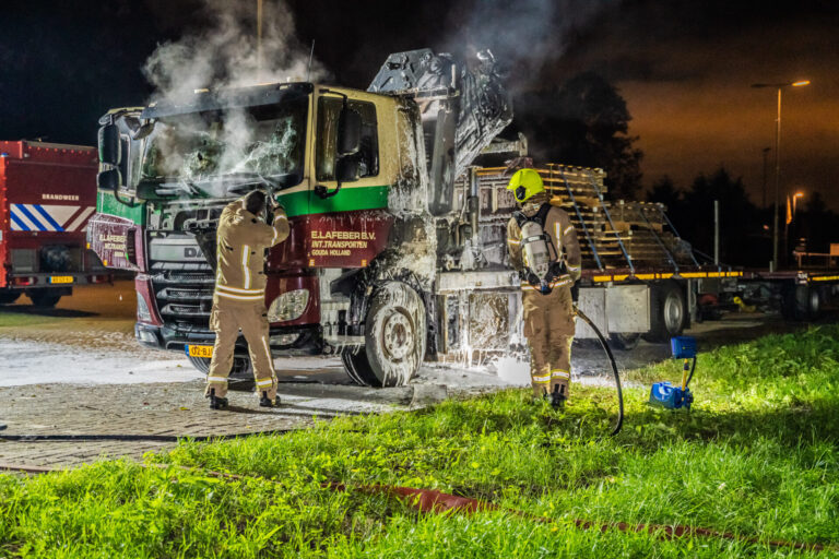 Vrachtwagen en scooter in brand gestoken in Capelle aan den IJssel
