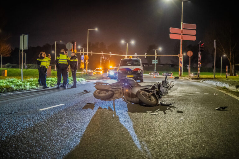 Politiebus schept twee vrouwen op scooter op Capelseplein