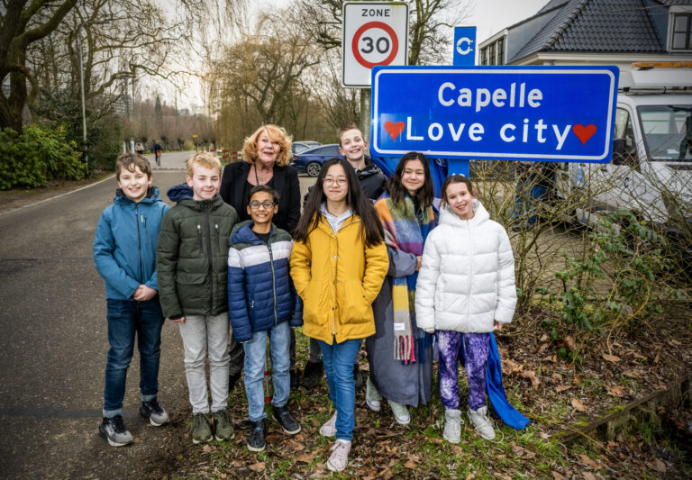 Kindercollege en wethouder onthullen ‘Capelle Love City’-gemeentebord