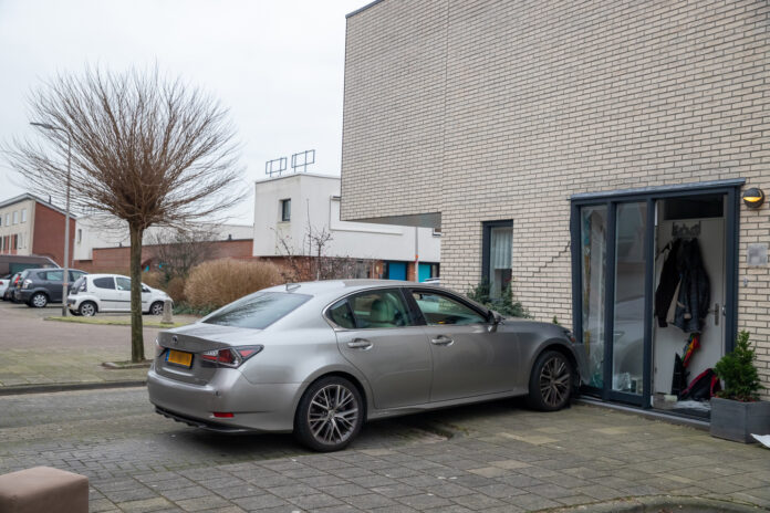 Automobilist rijdt tegen woning in Nieuwerkerk aan den IJssel