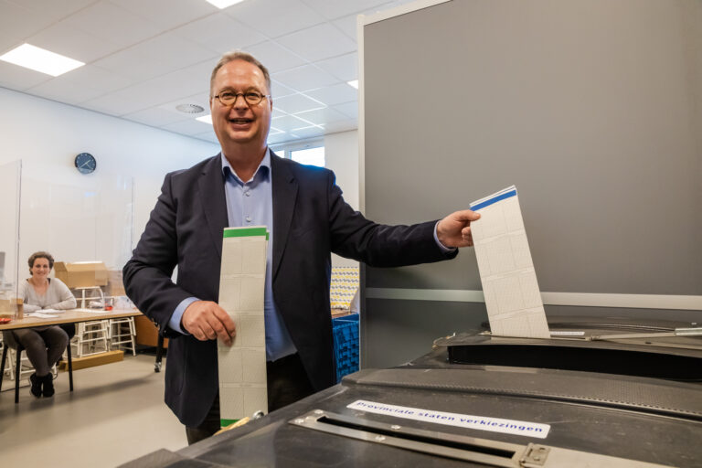 [VIDEO] Burgemeester Weber bezoekt stembureau in KC Koningskwartier in Zevenhuizen