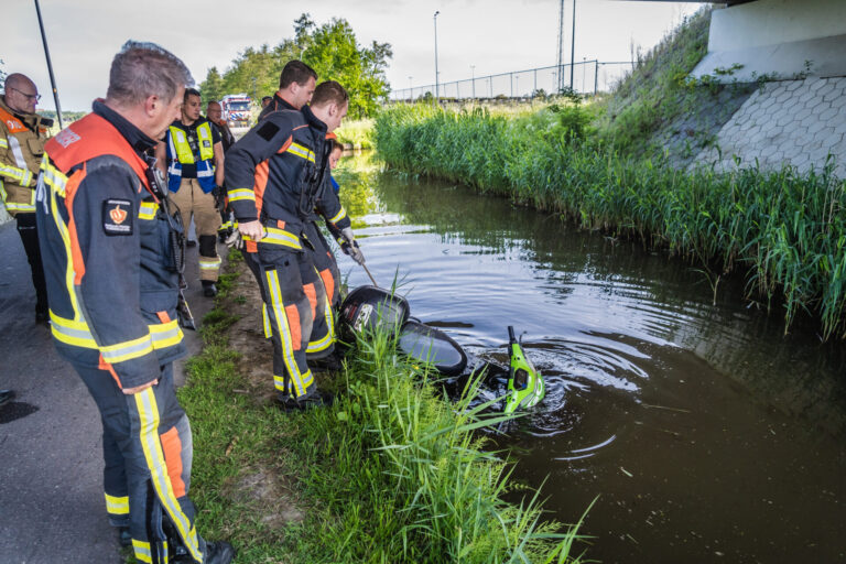 Deelscooter in water Warmoezenierspad Nieuwerkerk doet brandweer uitrukken