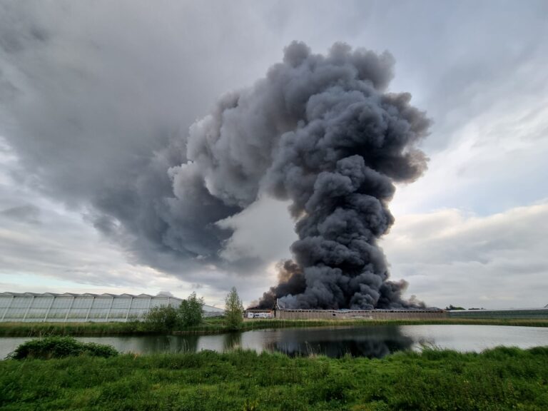 Grote rookpluimen door brand in Bleiswijk