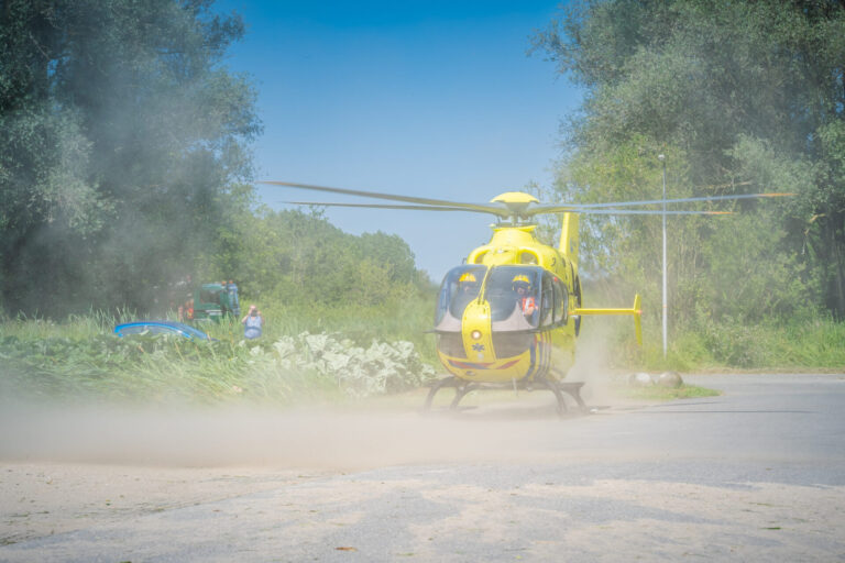 Traumahelikopter gelandt op parkeerplaats Hitlandbos
